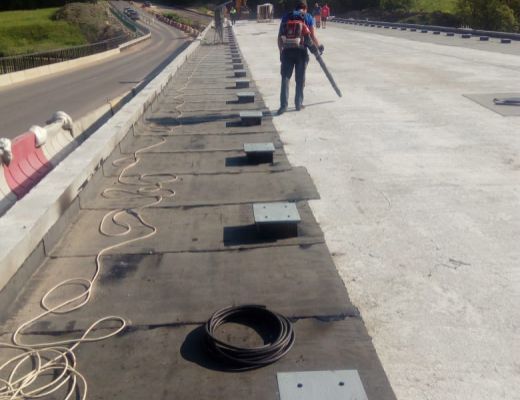 Мост через р. Бобрик, а/д Новомосковское кольцо км 9+100.