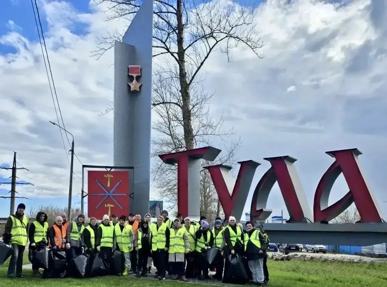 Дорожники вышли на субботник!